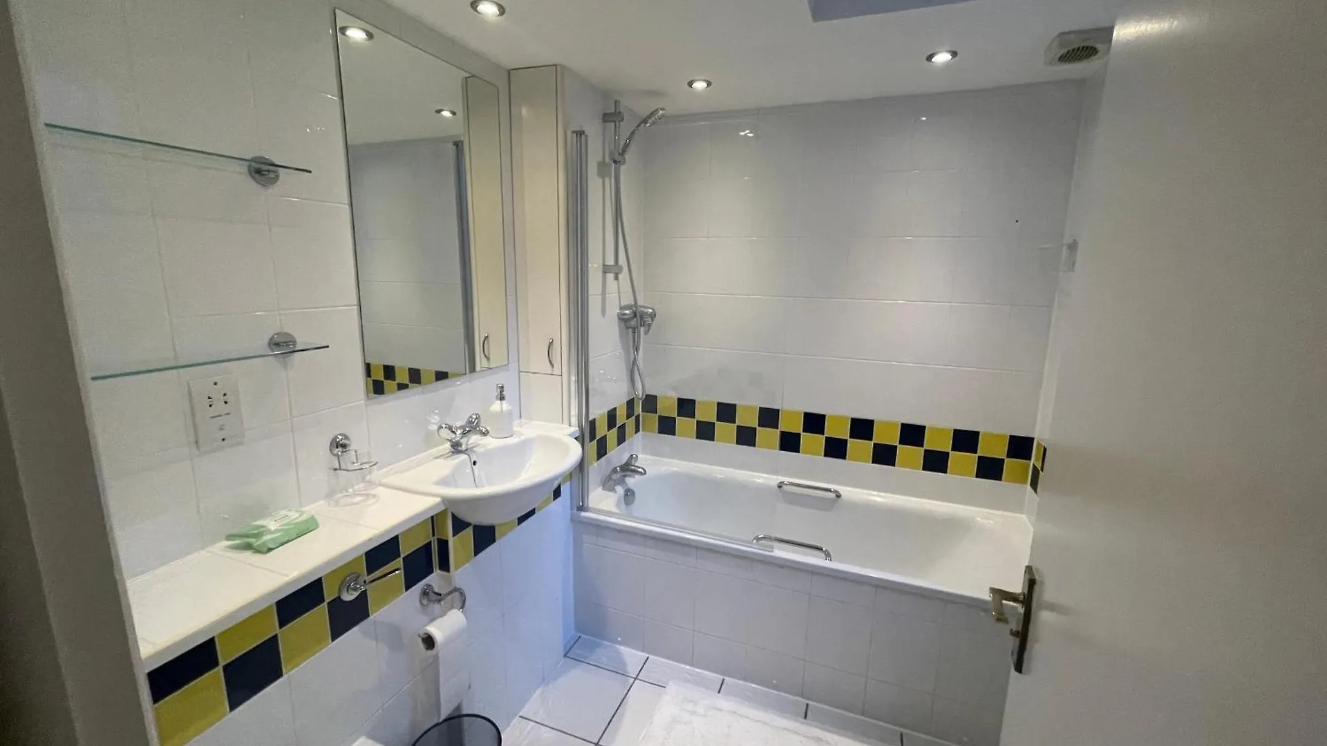 Tower Bridge City Haven King En-Suite With Parking London